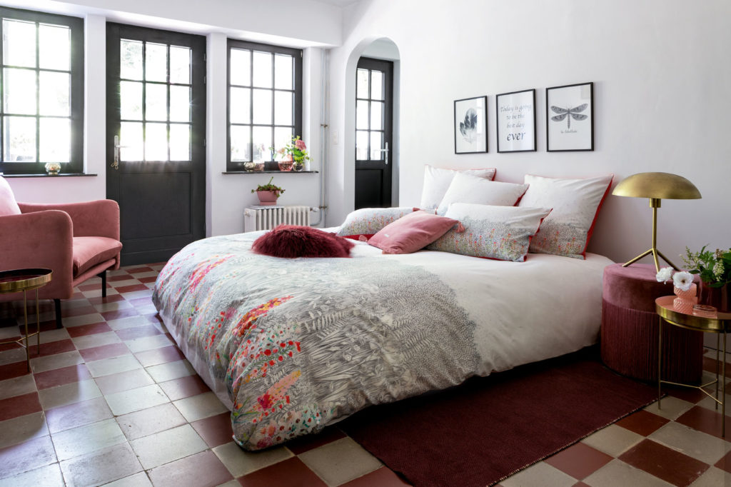 Une chambre avec une parure de lit fleurie
