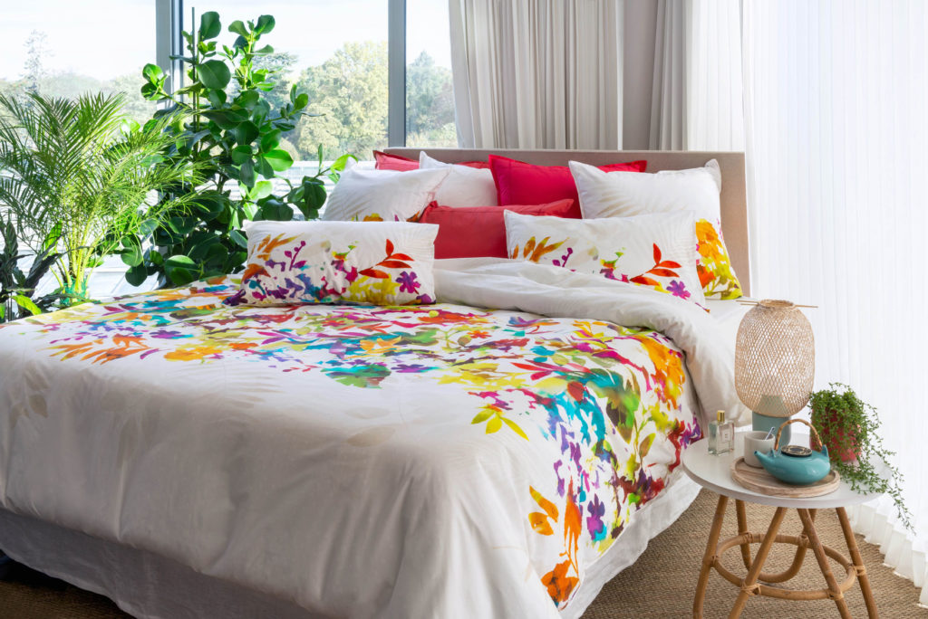 Une chambre avec une parure de lit fleurie