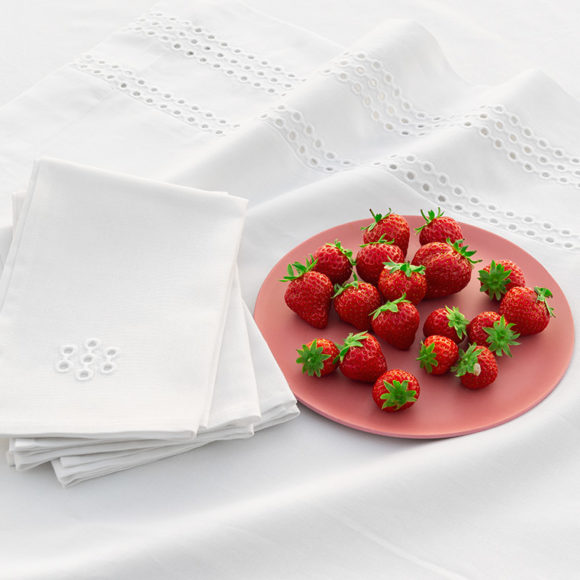 Une nappe blanche avec des fraises