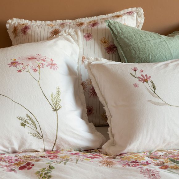 Des oreillers avec des fleurs imprimées