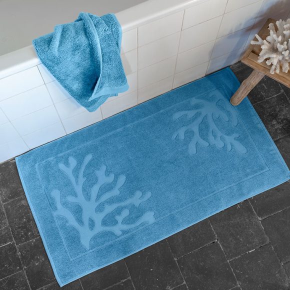 Un tapis de bain bleu