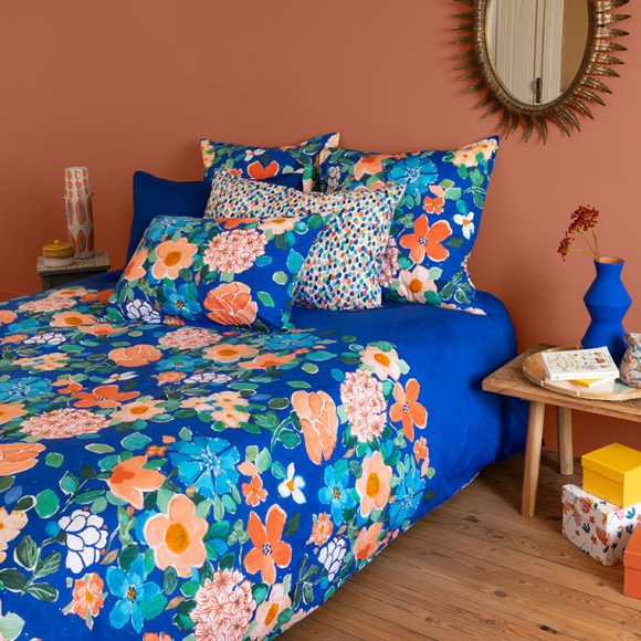 Une housse de couette bleue et orange