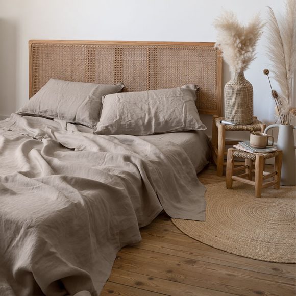 Une chambre avec des draps de lit en lin