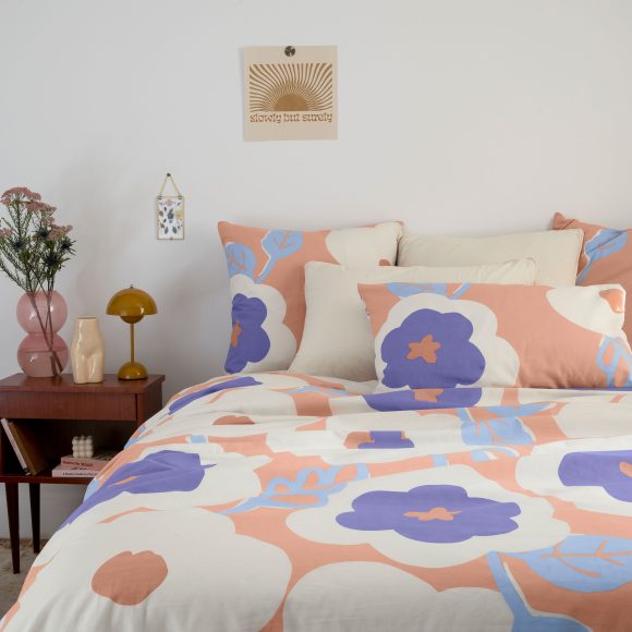 Une chambre avec du linge de lit au style vintage