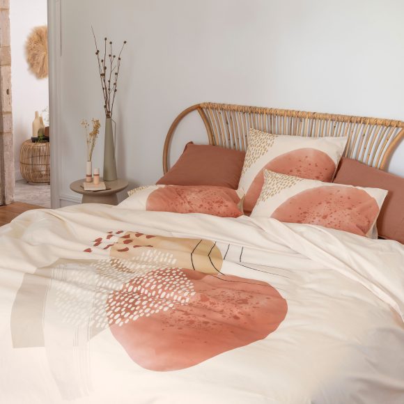 Une chambre avec du linge de lit au style scandicraft